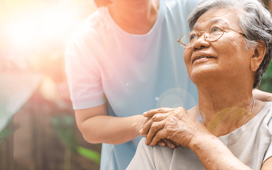 Caregiver, carer hand holding elder hand in long-term care. Soignant, main de soignant tenant la main d'un aîné dans les soins de longue durée.
